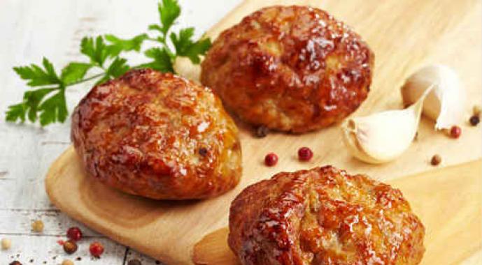 Liellopa gaļas kotletes pannā: recepte ar fotogrāfijām Pagatavojiet maltās liellopa gaļas kotletes pannā