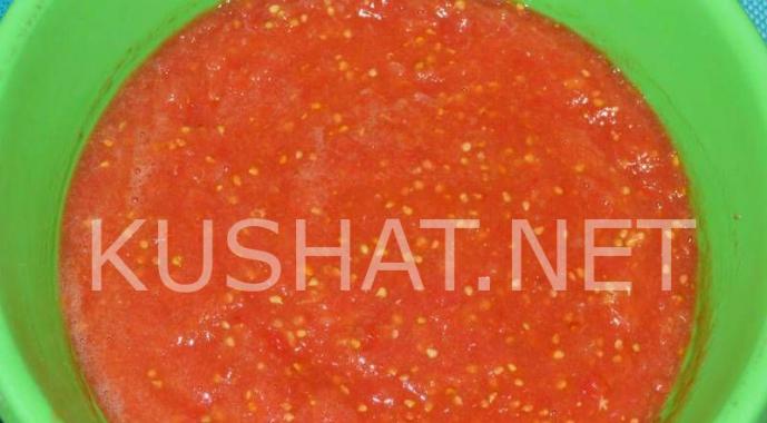Як приготувати смачний домашній томатний кетчуп на зиму.